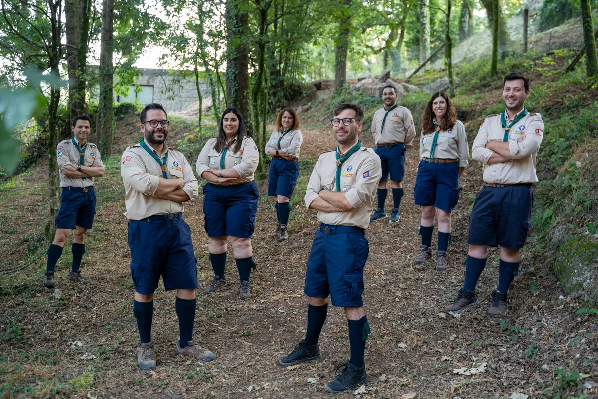 A equipa Com1Norte, oito dirigentes em uniforme escutista, ao ar livre